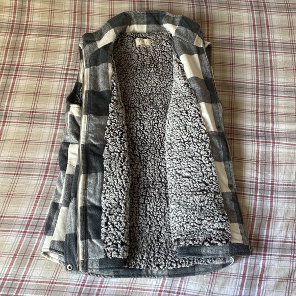 Grey Sherpa Vest, soft and fuzzy. Great condition - Picture 3 of 6